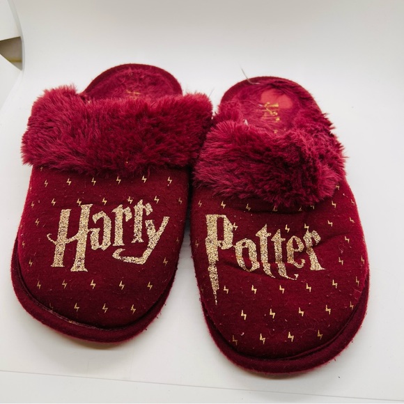 Harry Potter Slippers. Burgundy and Gold. Size Medium fits 7-8. - Picture 1 of 4